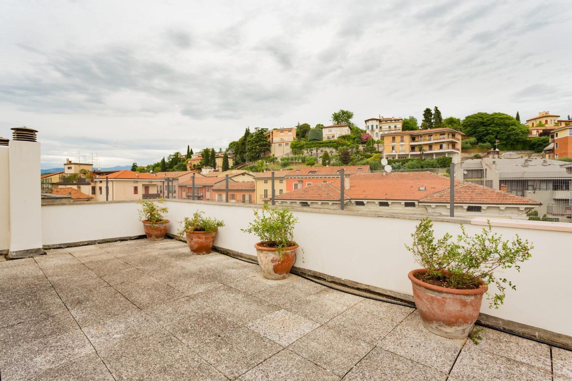 Apartamento Amazing Flat With Big Terrace And Private Car Park Verona Exterior foto