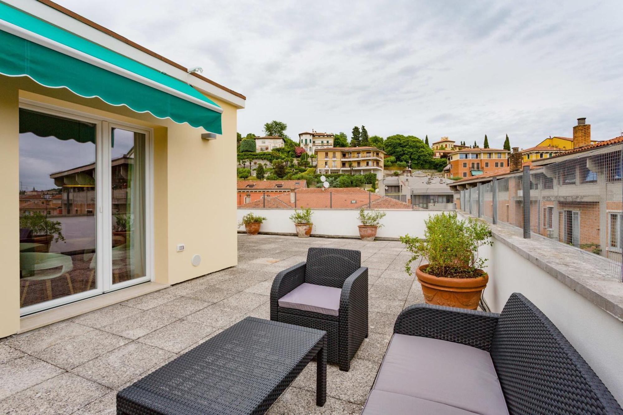 Apartamento Amazing Flat With Big Terrace And Private Car Park Verona Exterior foto